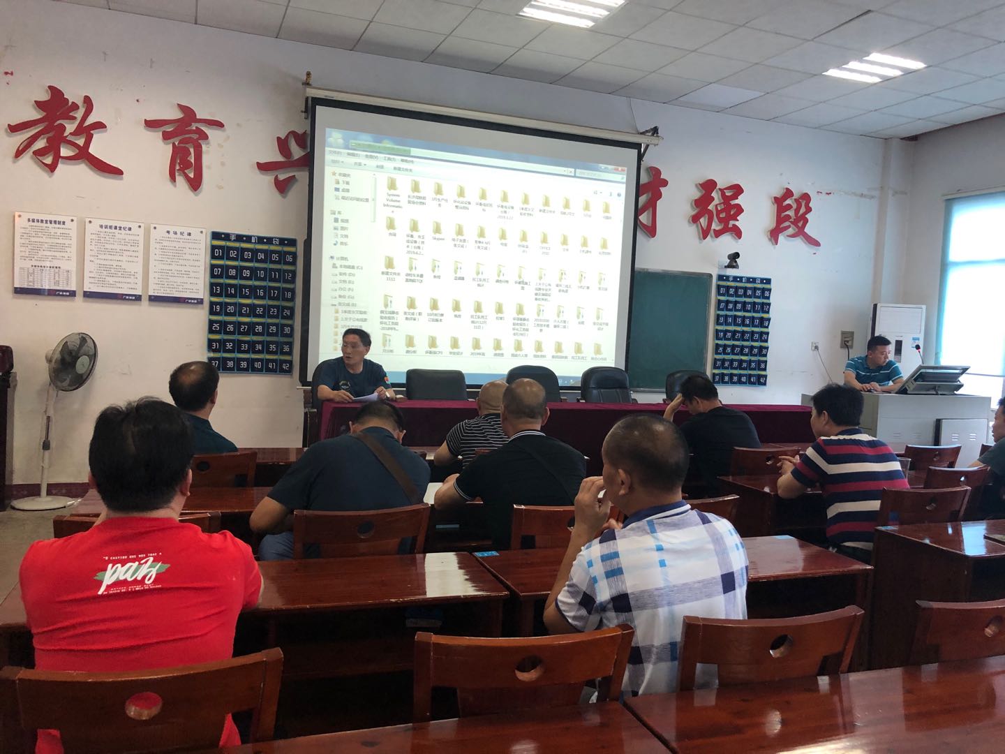懷化工務(wù)派遣員工工傷保險(xiǎn)知識和安全生產(chǎn)知識培訓(xùn)現(xiàn)場 懷化工務(wù)派遣員工工傷保險(xiǎn)知識和安全生產(chǎn)知識培訓(xùn)現(xiàn)場